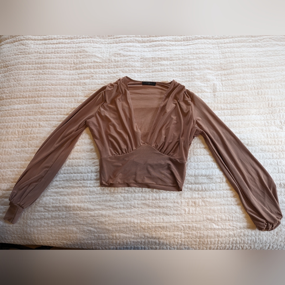 2 saints deep v long sleeve crop top